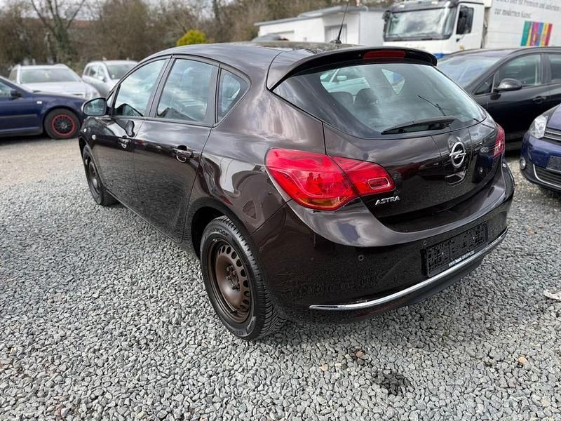 Gebraucht Opel Astra Edition 120 PS (88 kW) 2012 Braun Limousine