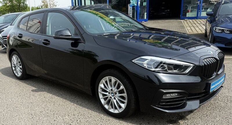 Schwarz Gebraucht 2020 BMW 120 Sport Line Kleinwagen | 25.980 € (Etwas zu teuer) - Bild 1/4