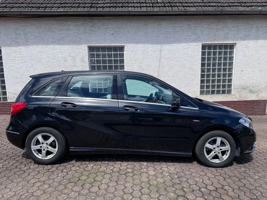 Gebraucht Mercedes B180 109 PS (80 kW) 2012 Schwarz Kleinwagen