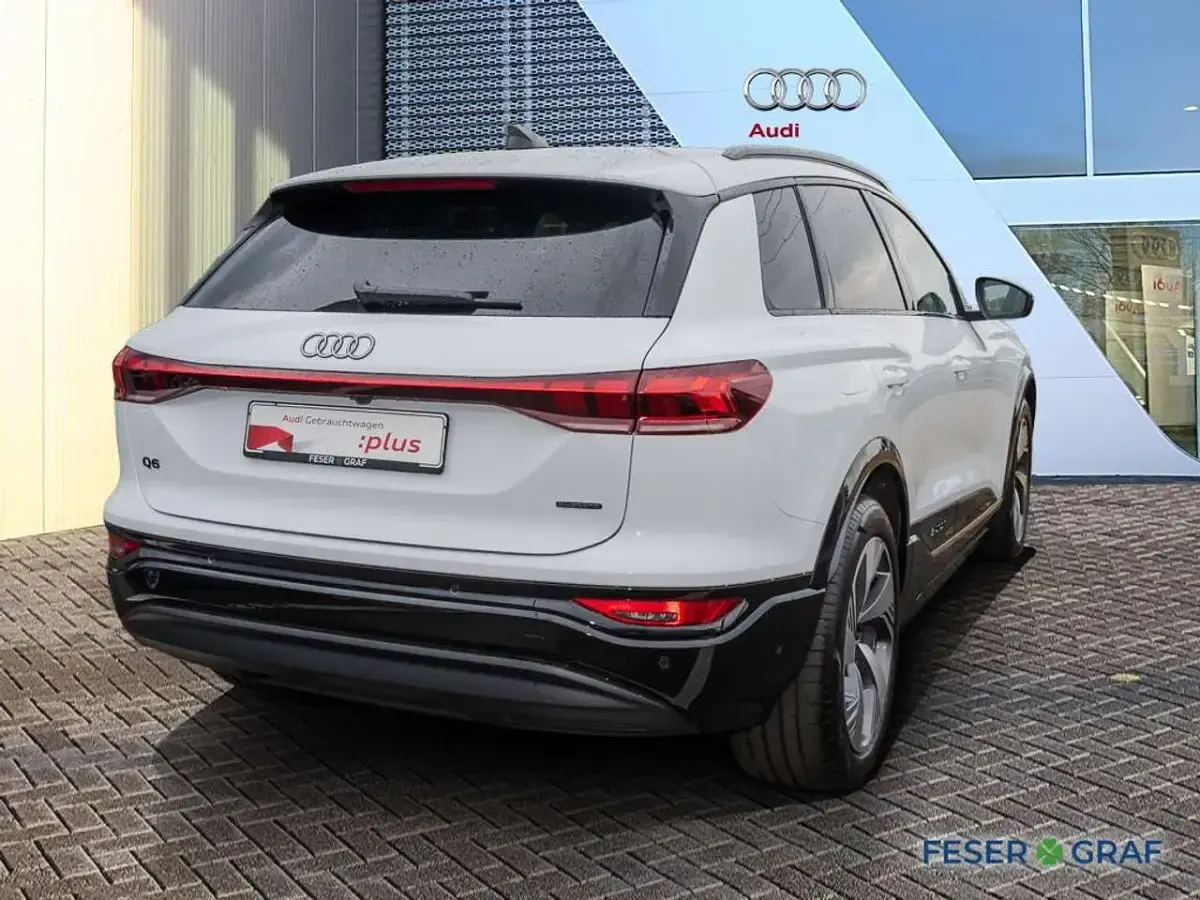 Gebraucht Audi Q6 e-tron Ambiente 284 kW (387 PS) 2025 Gletscherweiß metallic SUV