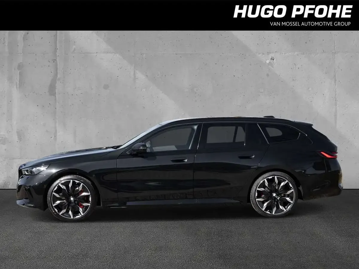 Neu BMW 540 M Sport 303 PS (222 kW) 2026 Saphirschwarz metallic Kombi