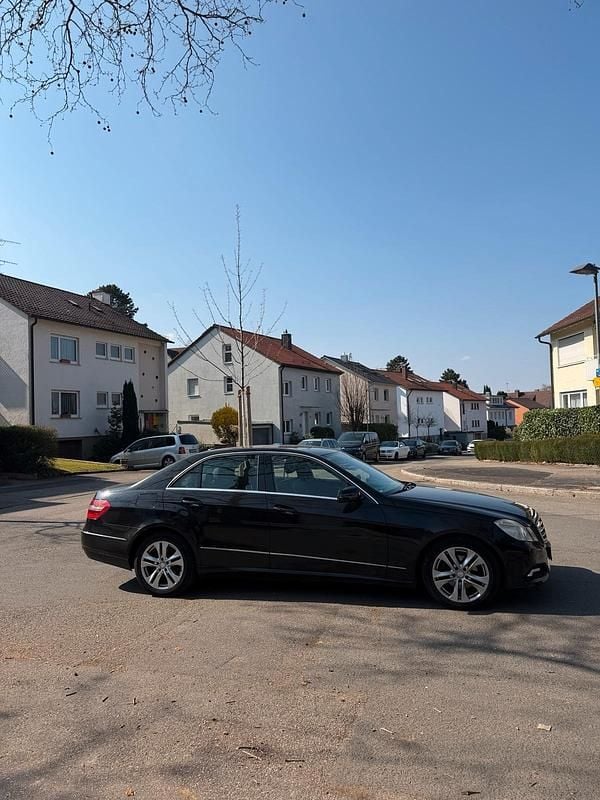 Gebraucht Mercedes E220 Avantgarde 170 PS (125 kW) 2009 Schwarz Limousine