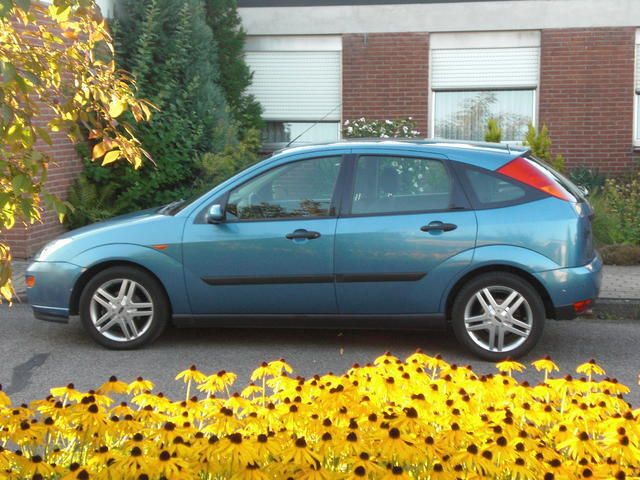Blau metallic Gebraucht 2000 Ford Focus Futura Limousine | 2.200 € (Guter Preis) - Bild 1/4