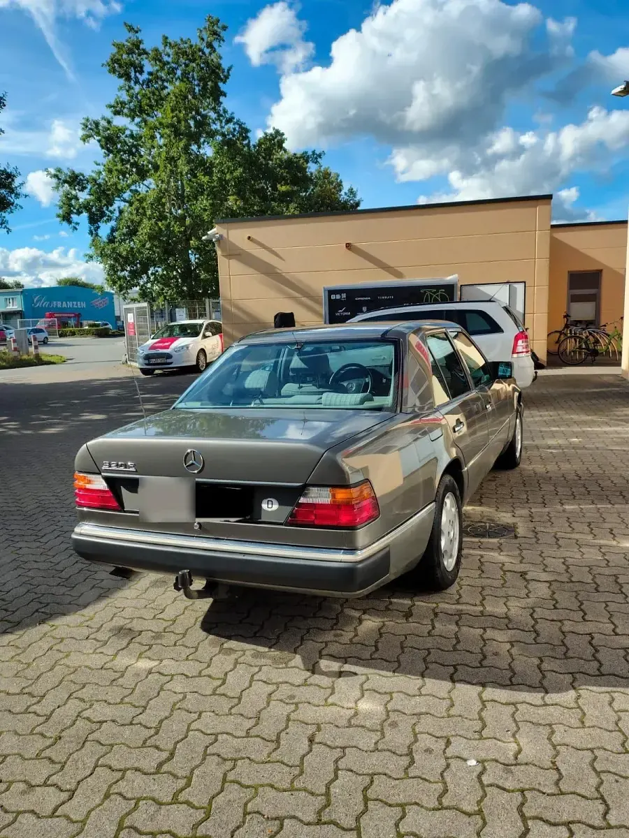 Gebraucht Mercedes E320 220 PS (161 kW) 1993 Grau Limousine