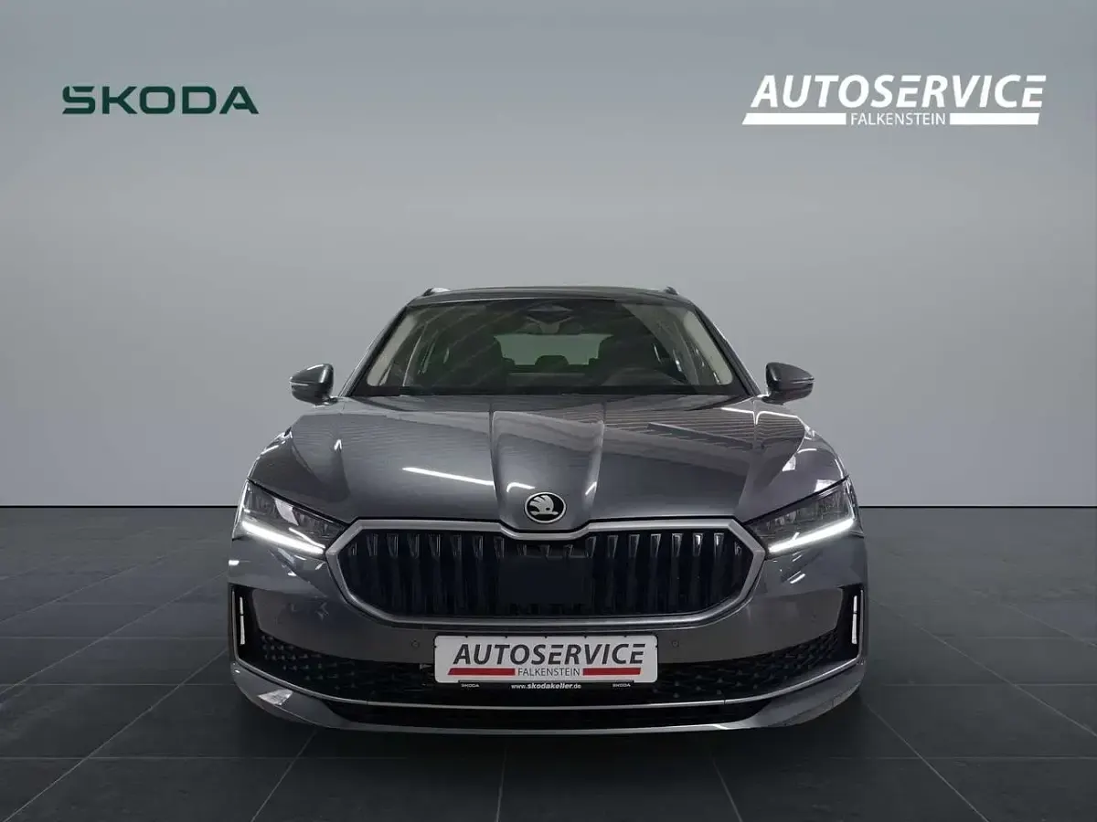 Neu Skoda Superb Selection 150 PS (110 kW) 2026 Graphitegrau metallic Kombi