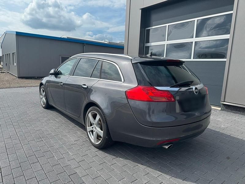 Usado Opel Insignia 160 HP (117 kW) 2012 Cinzento Carrinha