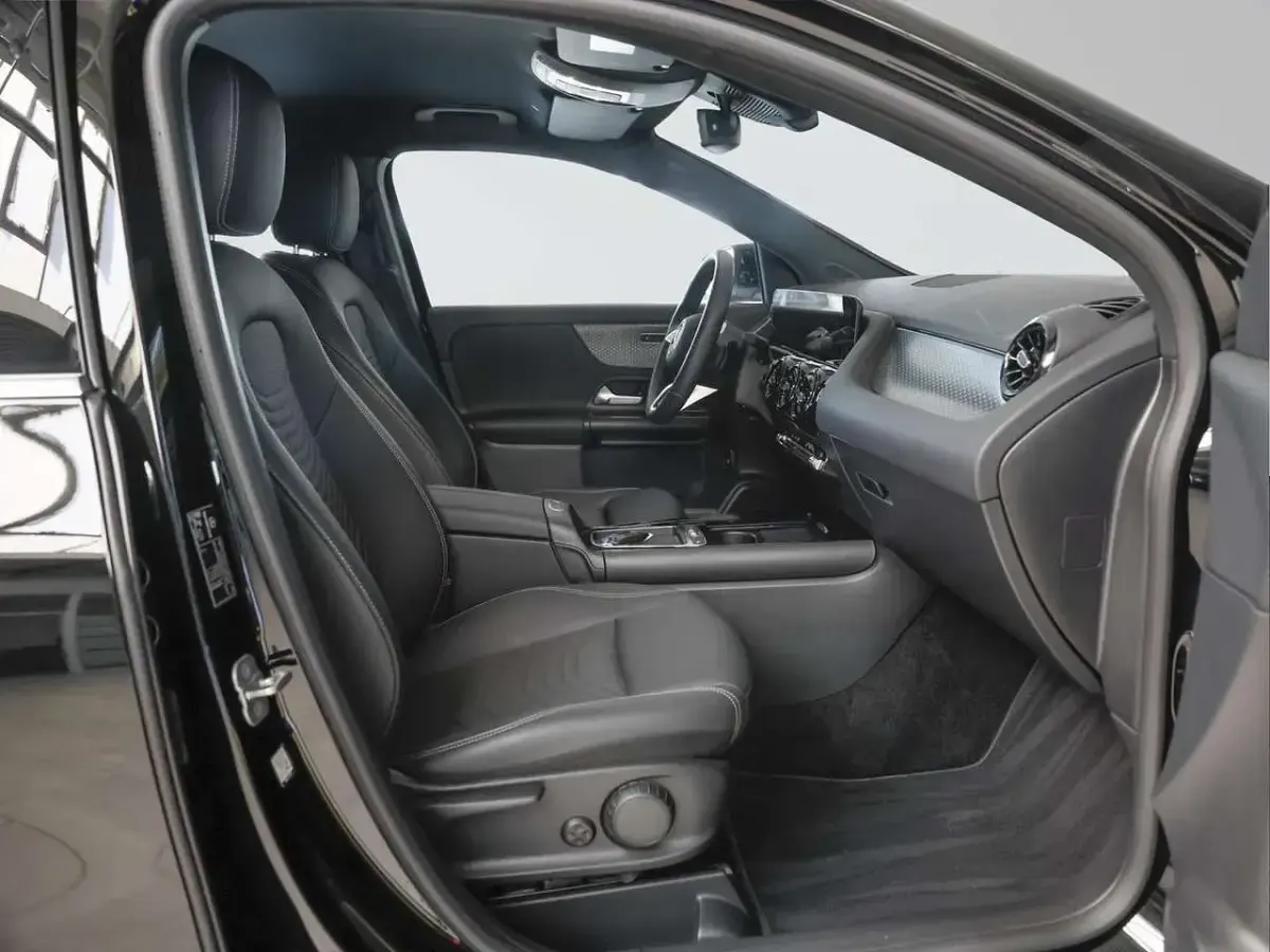 Gebraucht Mercedes GLA200 163 PS (119 kW) 2024 Unilack nachtschwarz SUV