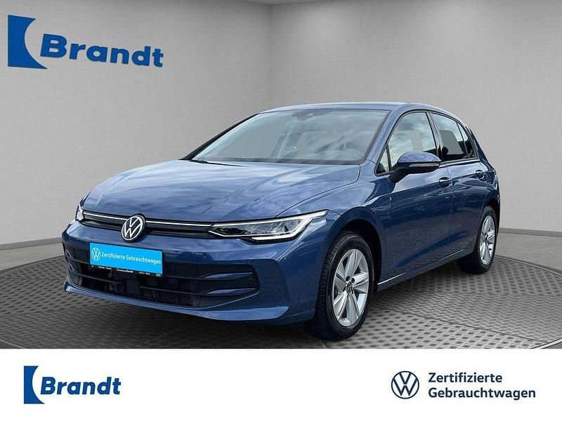 Anemonenblau metallic (metallic) Gebraucht 2024 VW Golf VIII Life Limousine | 29.490 € (Etwas zu teuer) - Bild 1/3