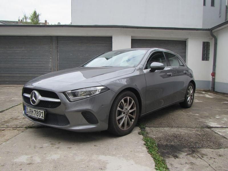 Grau Gebraucht 2018 Mercedes A200 Limousine | 16.990 € (Guter Preis) - Bild 1/4