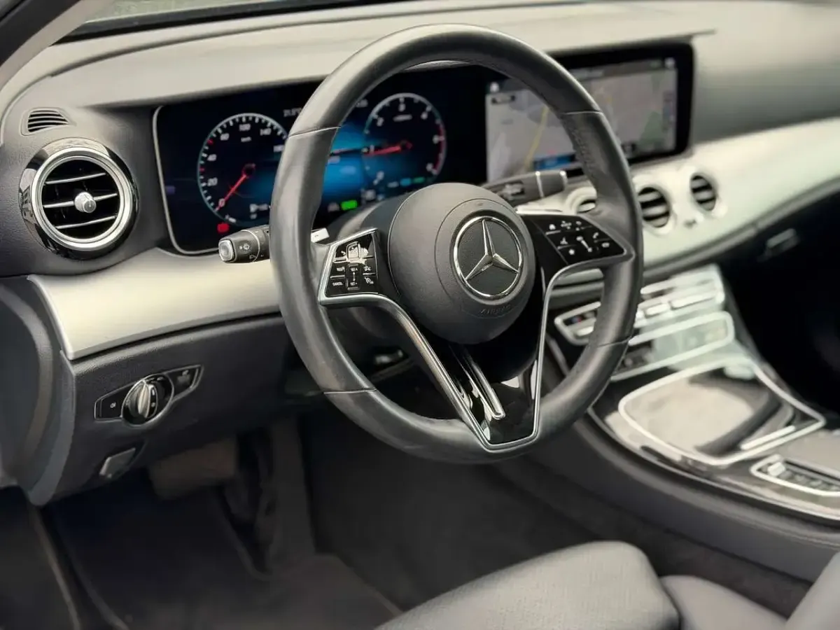 Gebraucht Mercedes E220 200 PS (147 kW) 2023 Baltic black Kombi