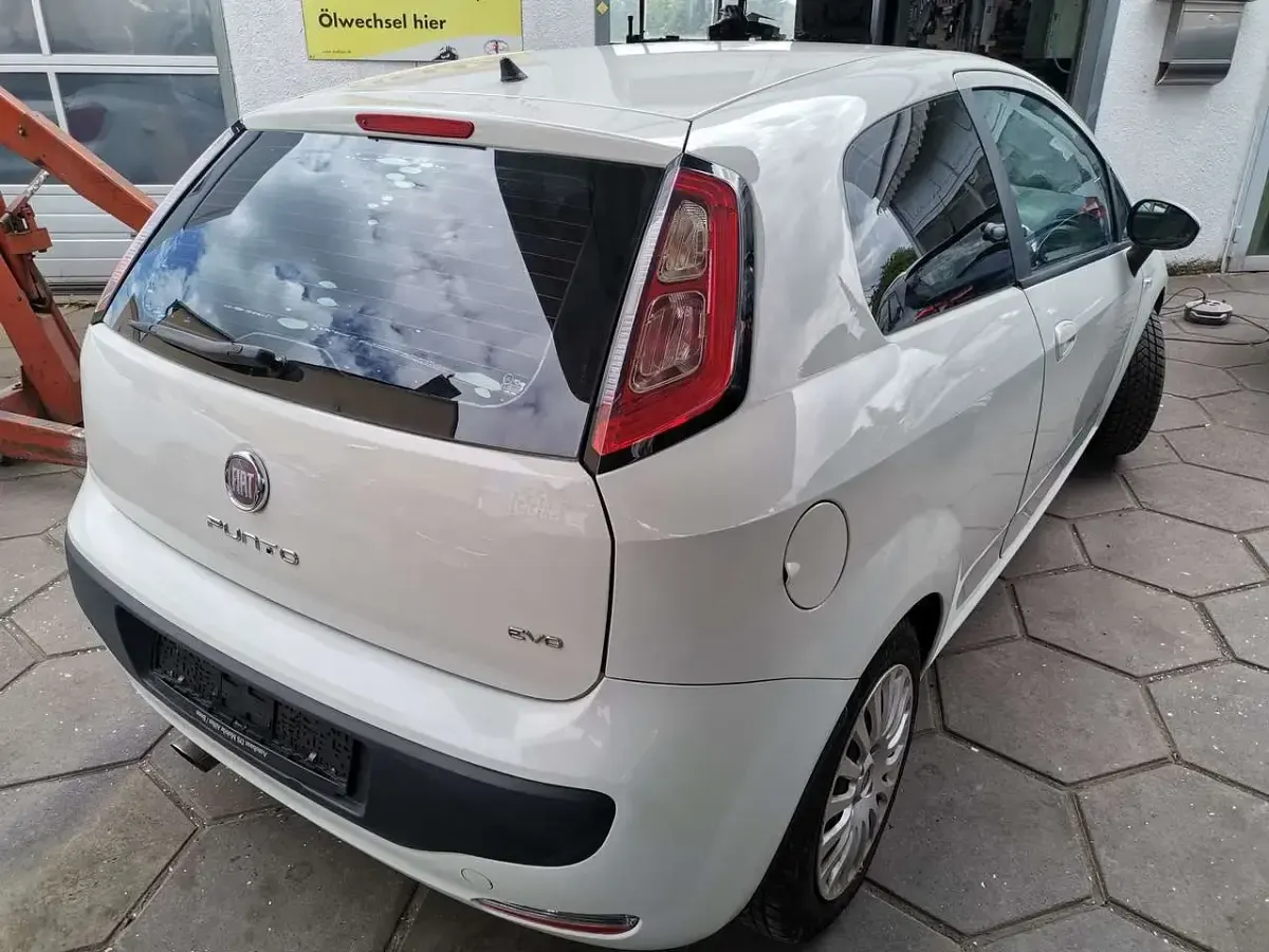 Gebraucht Fiat Punto Dynamic 77 PS (56 kW) 2010 Weiss Kleinwagen