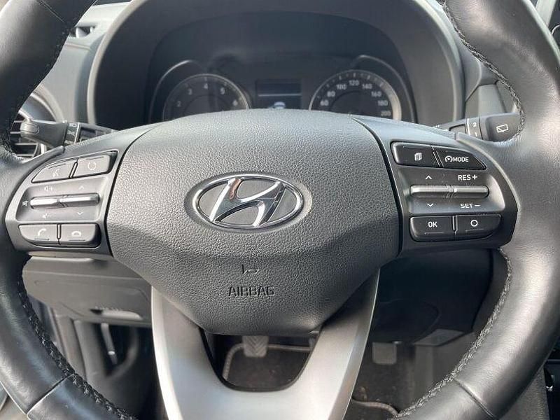 Gebraucht Hyundai Kona Trend 160 PS (117 kW) 2019 Lake silver / mic SUV