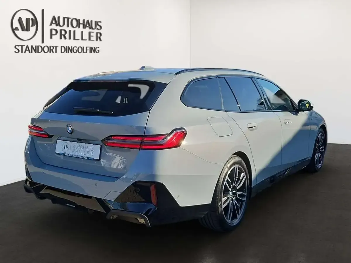 Gebraucht BMW 520 M Sport 197 PS (144 kW) 2024 Grau Kombi