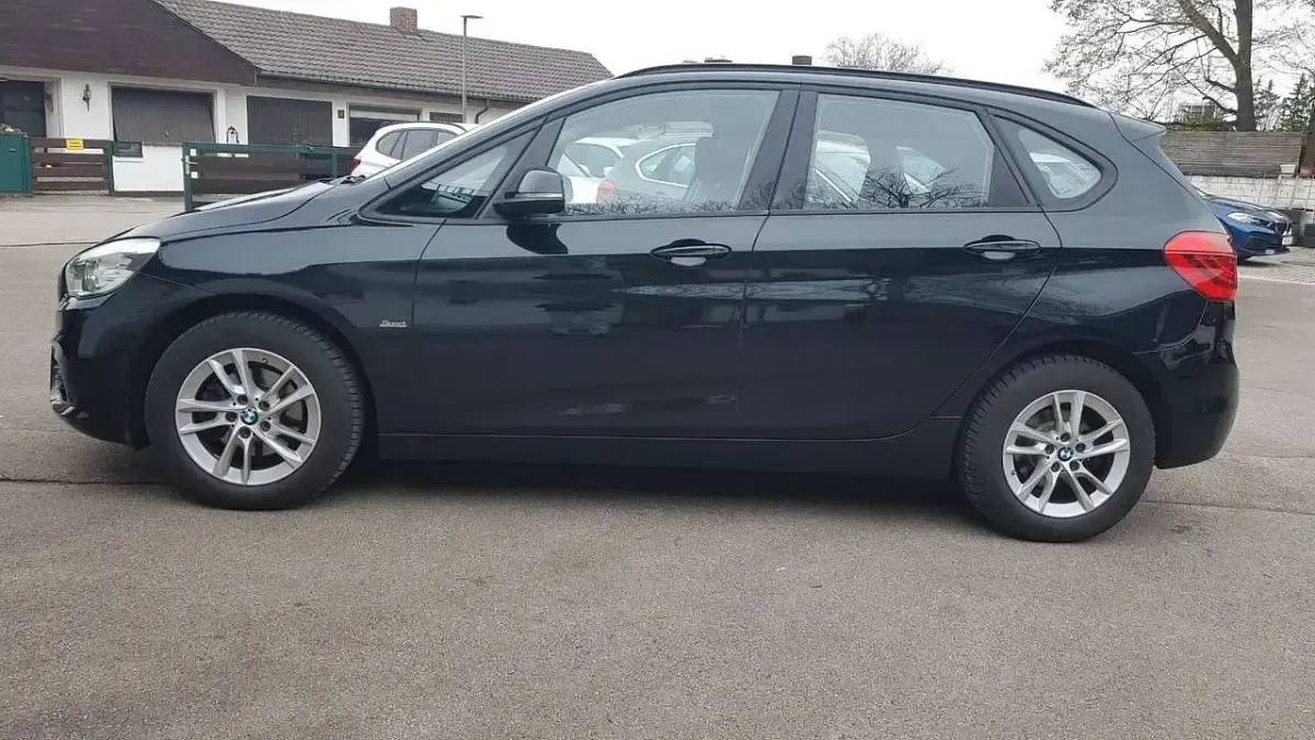 Gebraucht BMW 218 Sport Line 150 PS (110 kW) 2016 Saphirschwarz metallic Van / Kleinbus