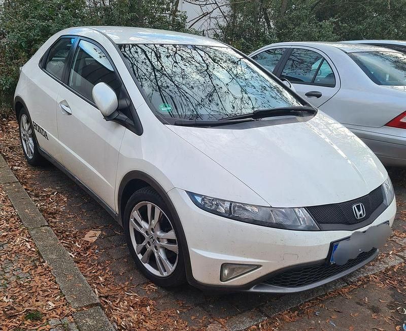 Weiß Gebraucht 2011 Honda Civic Executive Limousine | 6.650 € (Fairer Preis) - Bild 1/4