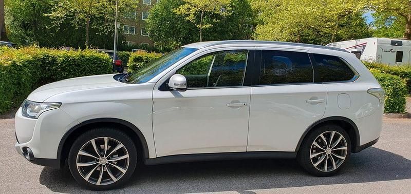 Weiß Gebraucht 2015 Mitsubishi Outlander Diamant Edition SUV | 11.000 € (Fairer Preis) - Bild 1/4