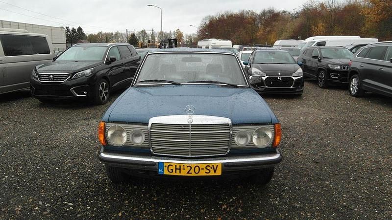 Gebraucht Mercedes 200 109 PS (80 kW) 1980 Limousine