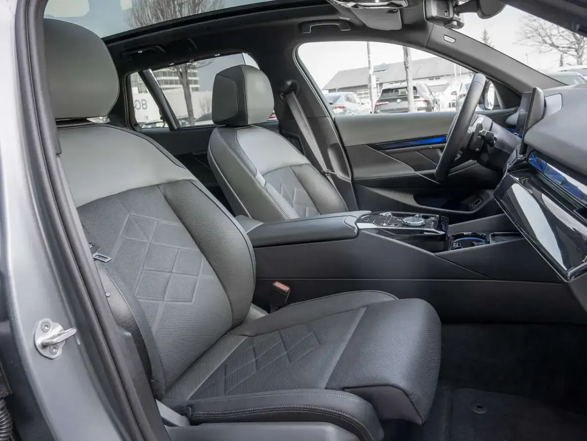 Gebraucht BMW 540 M Sport 303 PS (222 kW) 2025 Grau Kombi