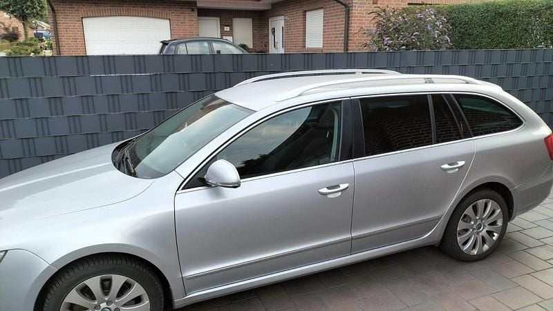 Silber Gebraucht 2011 Skoda Superb Kombi | 7.200 € (Guter Preis) - Bild 1/4