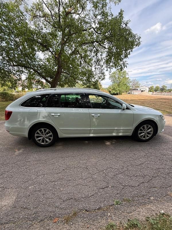 Weiß Gebraucht 2015 Skoda Superb Kombi | 12.750 € (Fairer Preis) - Bild 1/4