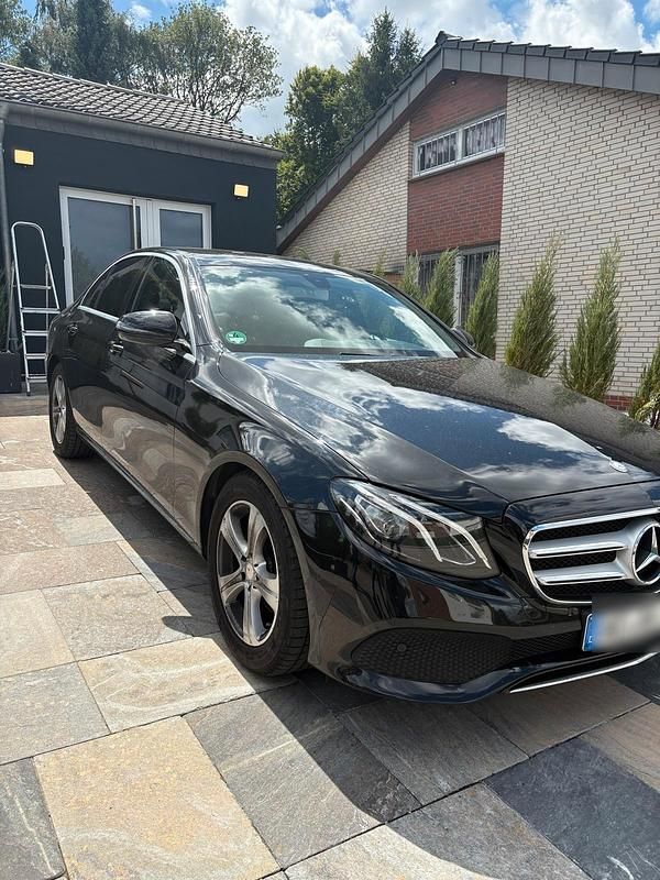 Schwarz Gebraucht 2016 Mercedes E220 Limousine | 20.000 € (Superpreis) - Bild 1/4