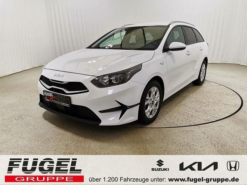 Weiß Gebraucht 2023 Kia Ceed Sportswagon Play Kombi | 17.499 € (Guter Preis) - Bild 1/4