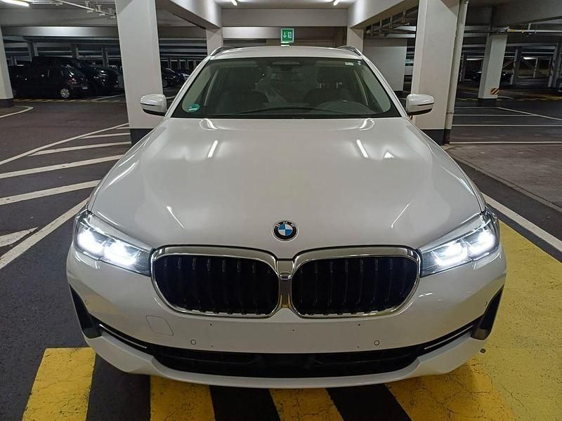 Gebraucht BMW 520 Performance 190 PS (139 kW) 2022 Mineralweiss Kombi