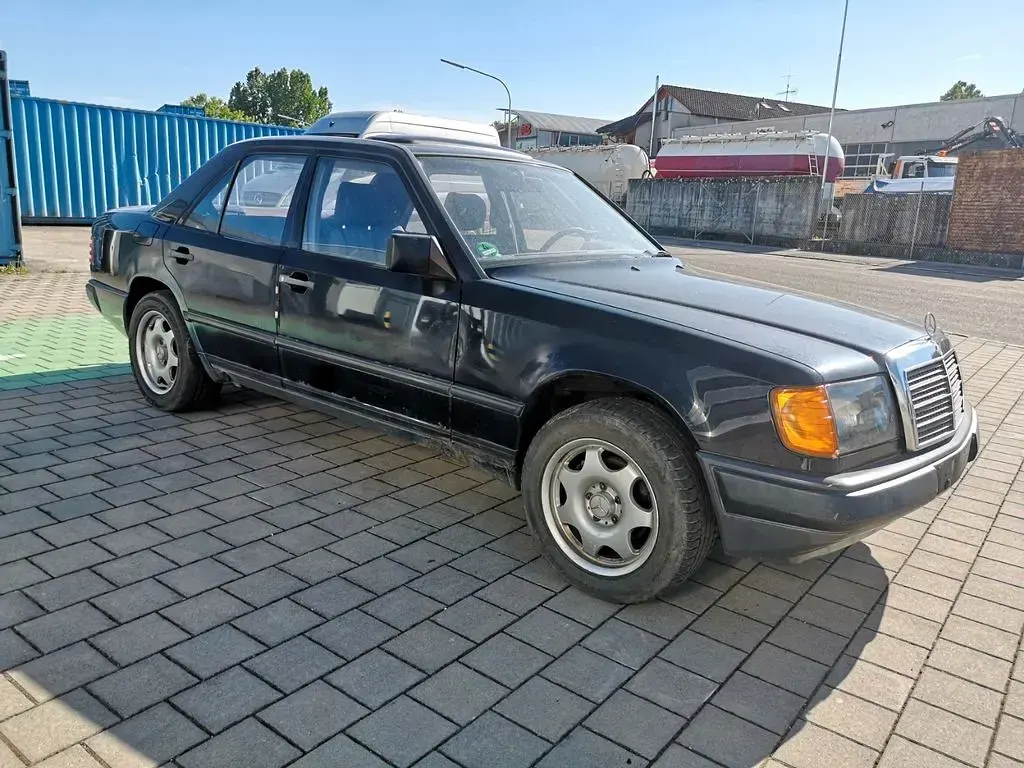 Gebraucht Mercedes E260 160 PS (117 kW) 1987 Blau Limousine
