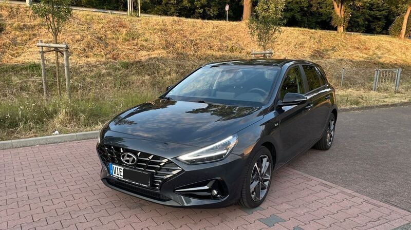 Grau Gebraucht 2021 Hyundai i30 Edition 30+ Limousine | 19.399 € (Guter Preis) - Bild 1/4