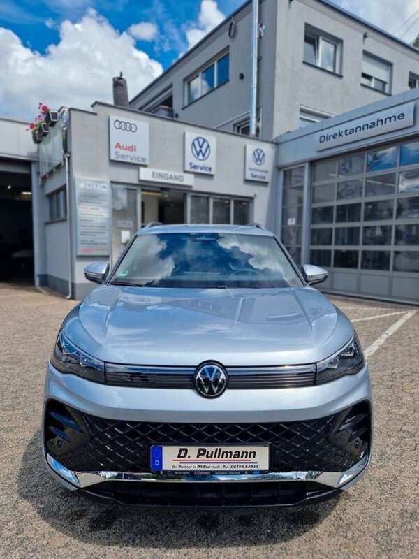 Oyster silver metallic Gebraucht 2024 VW Tiguan R-line SUV | 44.900 € - Bild 1/4