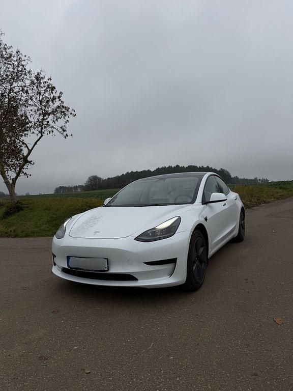 Weiß Gebraucht 2021 Tesla Model 3 Standard Range Plus Limousine | 22.999 € (Fairer Preis) - Bild 1/4