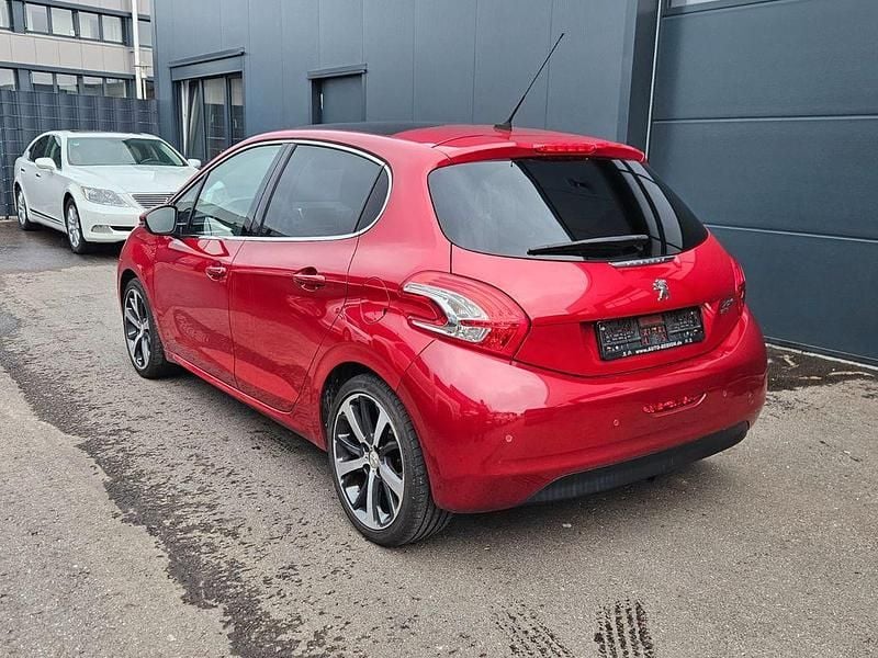 Gebraucht Peugeot 208 Allure 110 PS (80 kW) 2015 Rot Kleinwagen