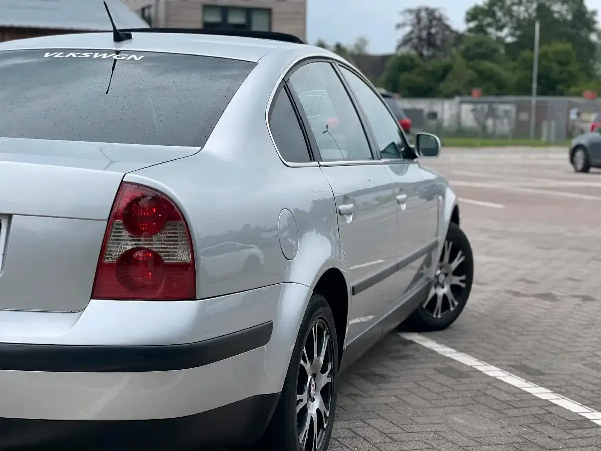 Gebraucht VW Passat 131 PS (96 kW) 2003 Silber Limousine