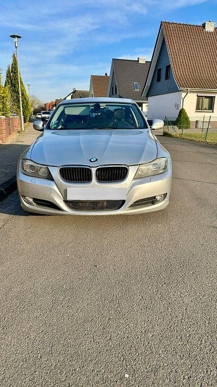 Silber Gebraucht 2011 BMW 318 Limousine | 4.000 € (Superpreis) - Bild 1/4