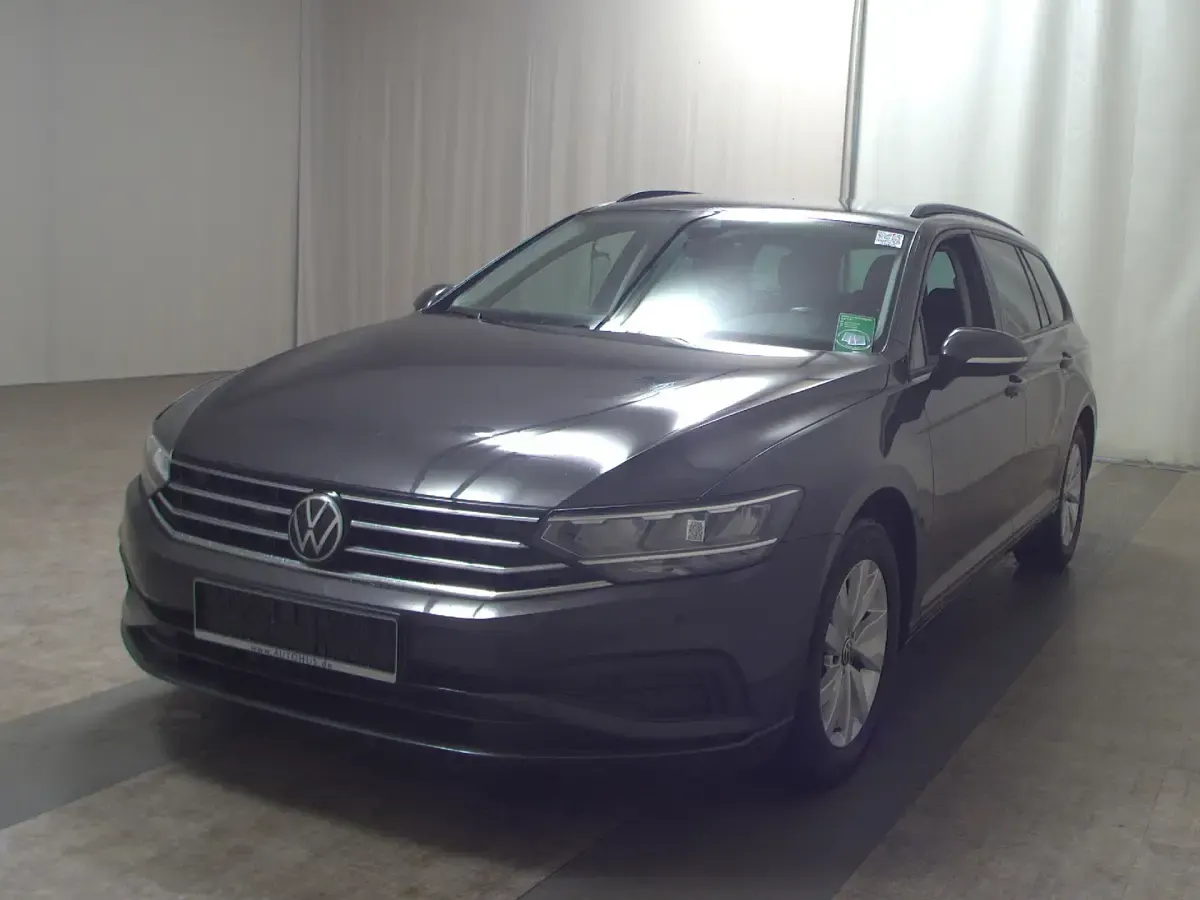 Gebraucht VW Passat 150 PS (110 kW) 2022 Grau Kombi