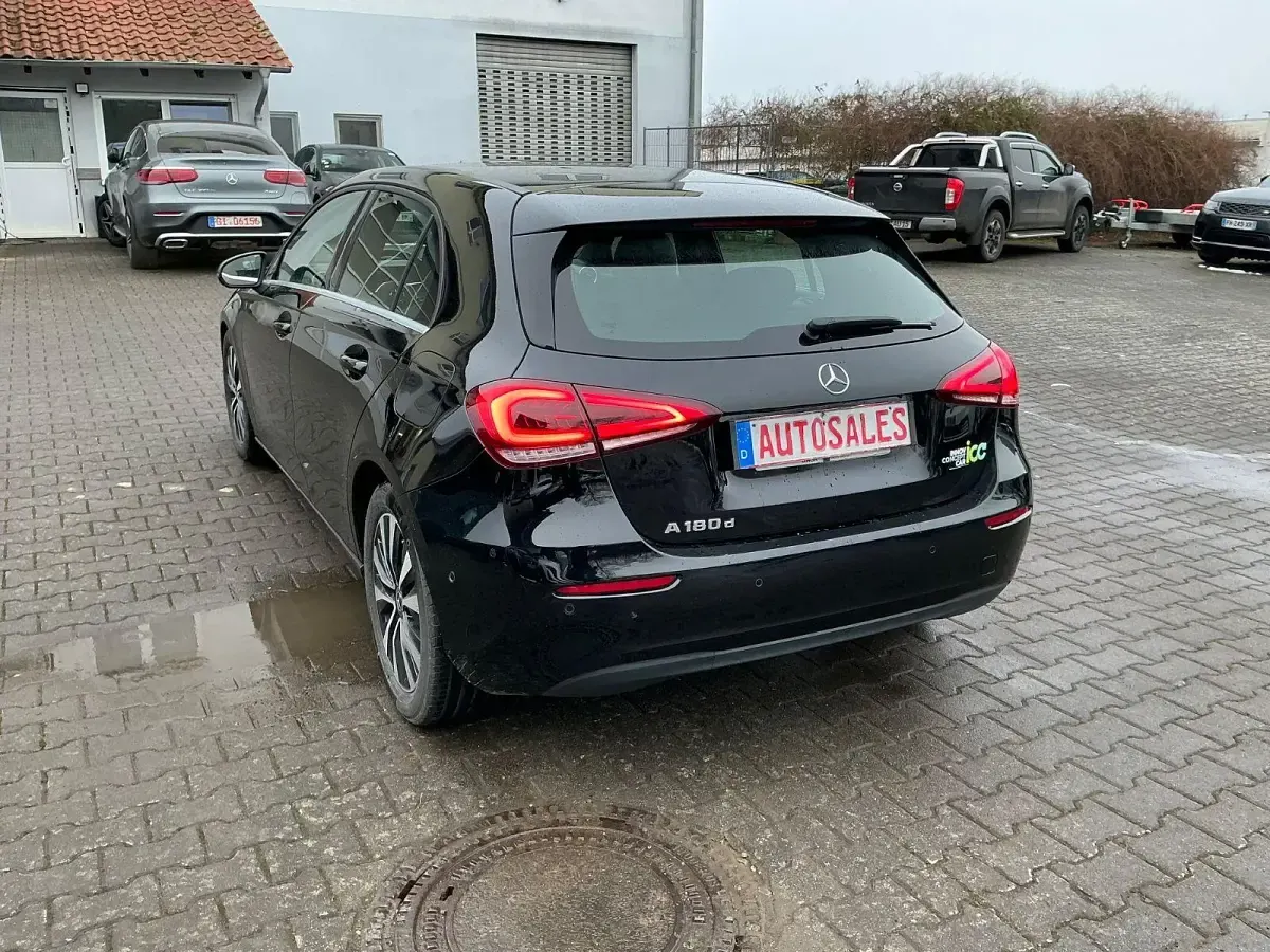 Gebraucht Mercedes A180 116 PS (85 kW) 2022 Schwarz Limousine