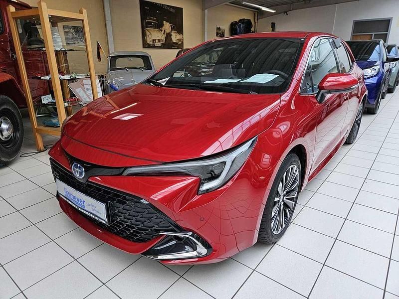 Karminarot metallic Neu 2024 Toyota Corolla Team Limousine | 30.890 € - Bild 1/4