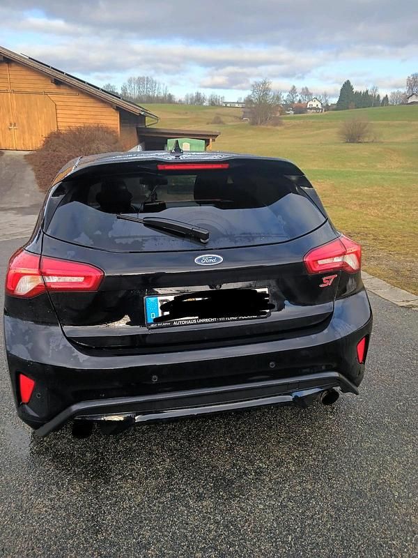 Schwarz Gebraucht 2019 Ford Focus Limousine | 18.590 € (Fairer Preis) - Bild 1/4