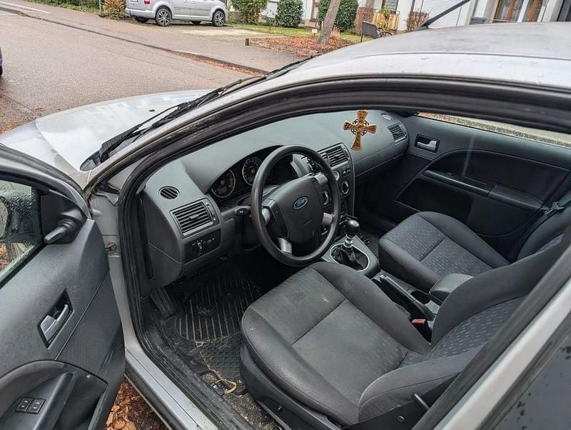 Gebraucht Ford Mondeo Futura 110 PS (80 kW) 2002 Silber Limousine