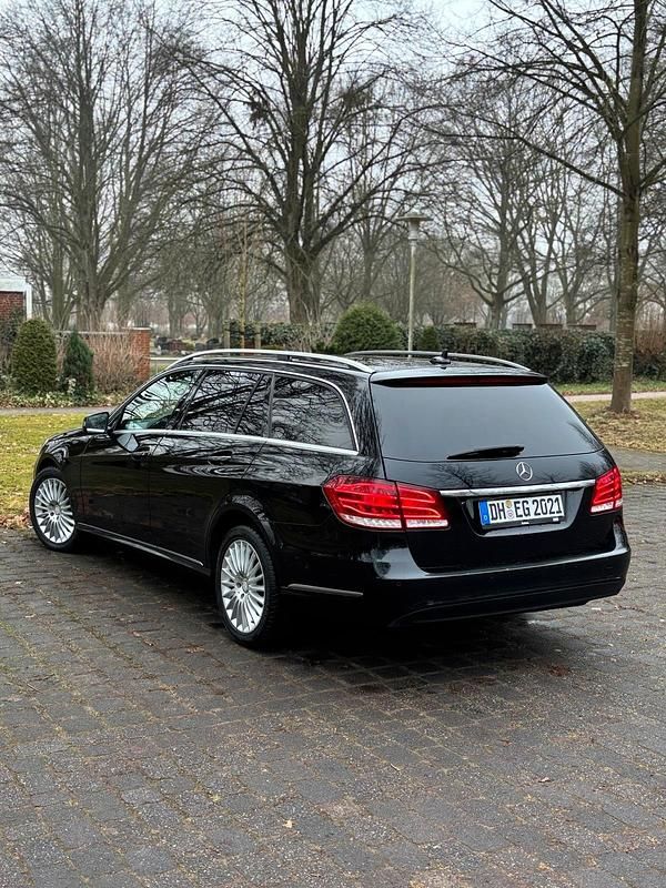 Schwarz Gebraucht 2013 Mercedes E220 Kombi | 10.500 € (Fairer Preis) - Bild 1/4