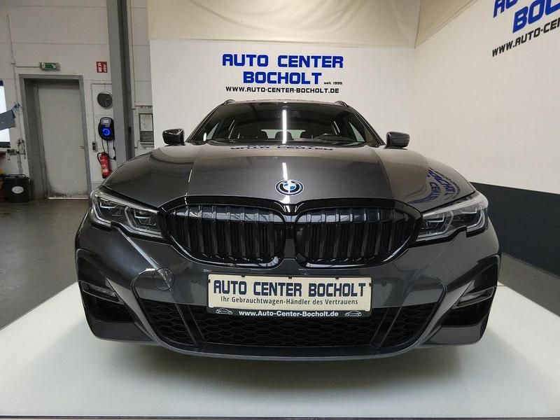 Grau Gebraucht 2021 BMW 330e M Sport Limousine | 30.900 € (Fairer Preis) - Bild 1/4