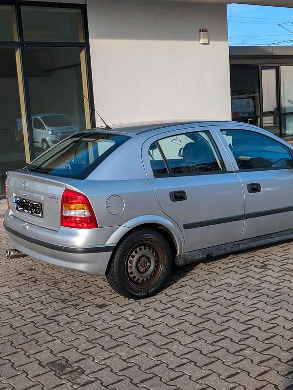 Gebraucht Opel Astra 75 PS (55 kW) 1998 Silber Limousine