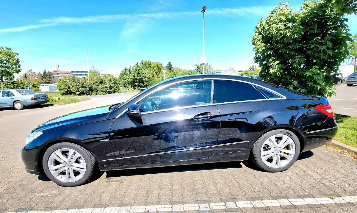 Second-hand Mercedes E200 AMG 184 CP (135 kW) 2011 Negru Coupe