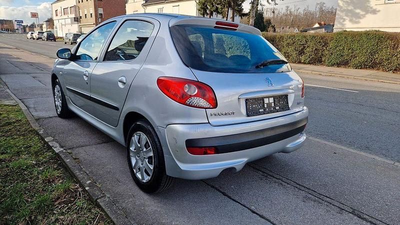 Gebraucht Peugeot 206 60 PS (44 kW) 2012 Silber Limousine