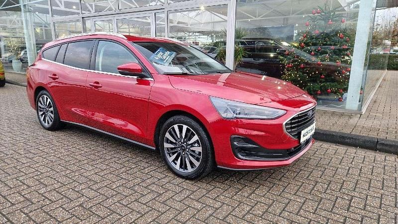 Gebraucht Ford Focus Titanium X 125 PS (91 kW) 2025 Fantastic red tc Kombi