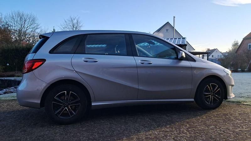 Gebraucht Mercedes B180 122 PS (89 kW) 2017 Silber Van / Kleinbus