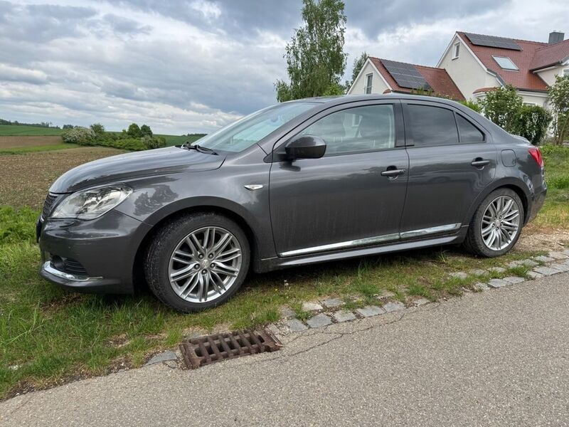 Grau Gebraucht 2011 Suzuki Kizashi Sport Limousine | 6.000 € (Fairer Preis) - Bild 1/4