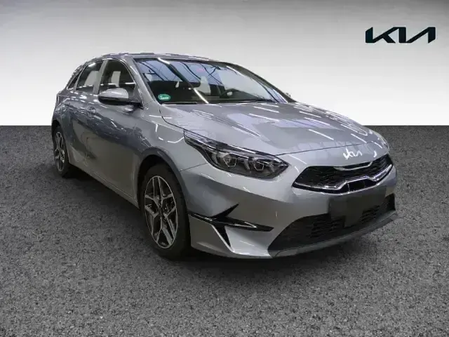 Gebraucht Kia Ceed Spirit 140 PS (102 kW) 2025 Css) lunarsilber met. (silber Kleinwagen