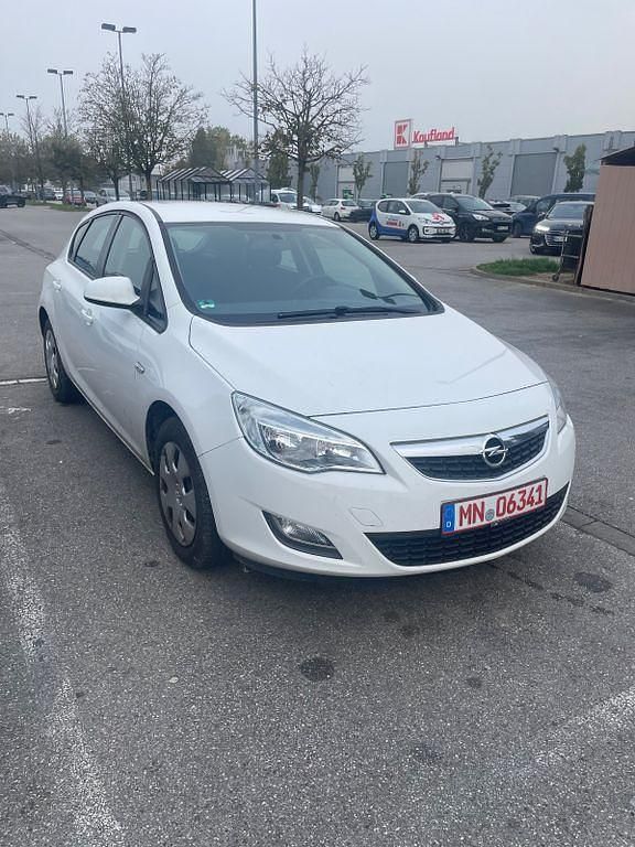 Weiß Gebraucht 2012 Opel Astra Limousine | 3.499 € (Superpreis) - Bild 1/4