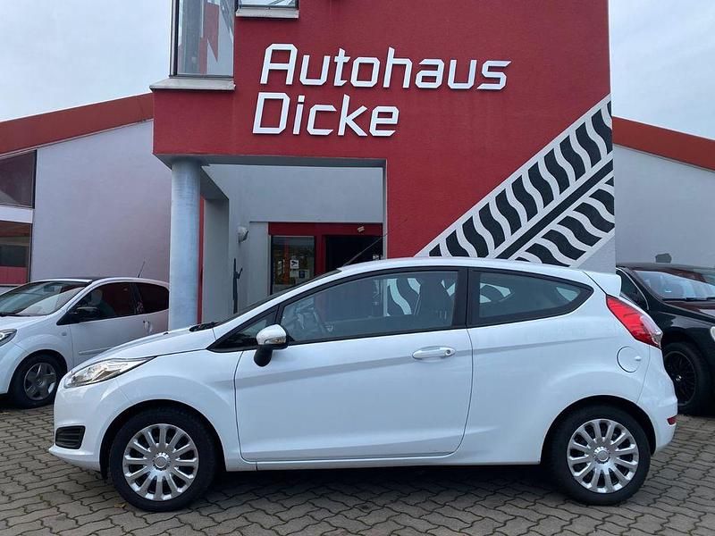 Gebraucht Ford Fiesta Trend 60 PS (44 kW) 2015 Weiß Kleinwagen